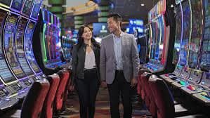 Dealer live casino sedang membagikan kartu pada meja blackjack dengan suasana profesional